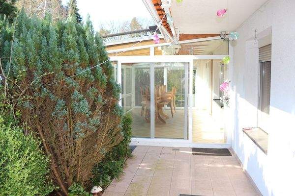 Blick von der Terrasse in den Wintergarten