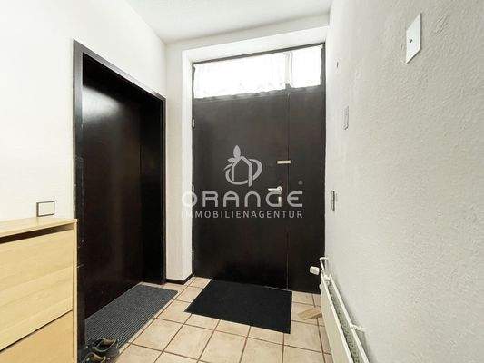 Die linke Türe führt in einen möglichen Kellerraum