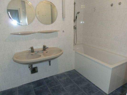 Bad_mit_Wanne_und_WC