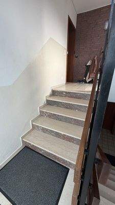 5 Treppenstufen zur Wohnung