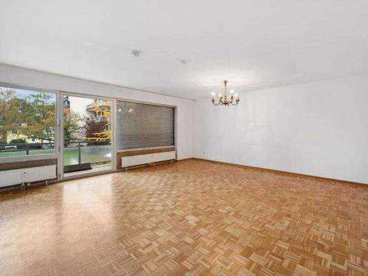 Wohnzimmer mit Balkonausgang