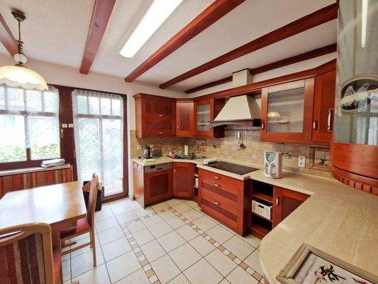 Küche mit Zugang zum Garten