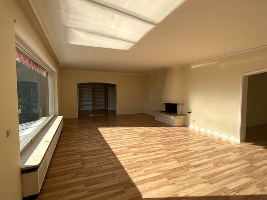 großes helles Wohnzimmer