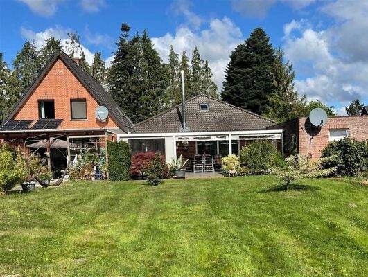 Südseite: Wohnhaus und Bungalow