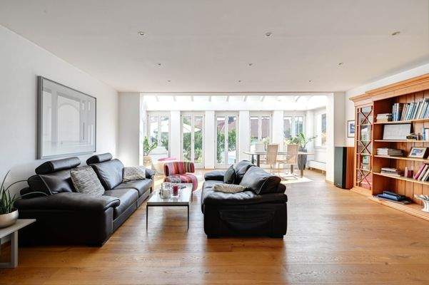 offenes, lichtdurchflutetes Wohnzimmer