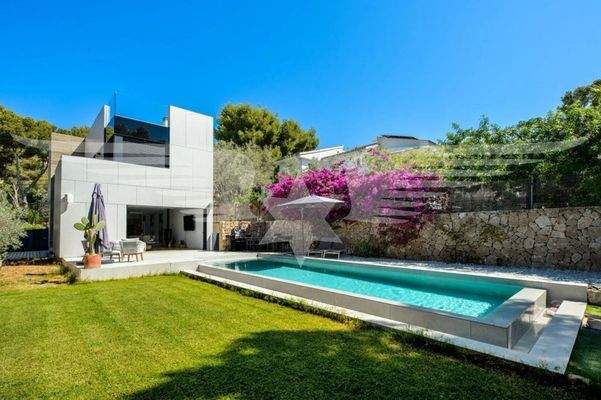 Garten mit Swimmingpool