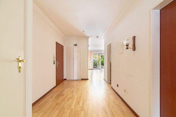 Weitläufiger Flur mit Einbauschrank