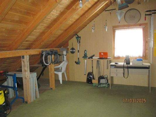 Hobbyraum über den Garagen