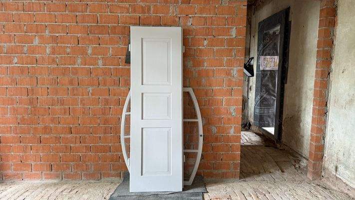 Restaurierte Tür im Erdgeschoss