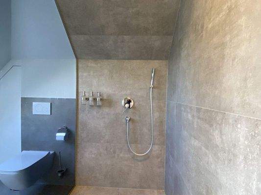 Dachgeschoss: Großzügiger Duschbereich.