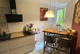 Küche mit Fenster zum Lüften