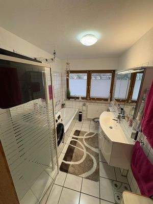 Badezimmer mit Fenster 