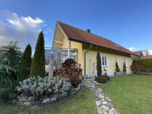 Hausansicht mit Wintergarten