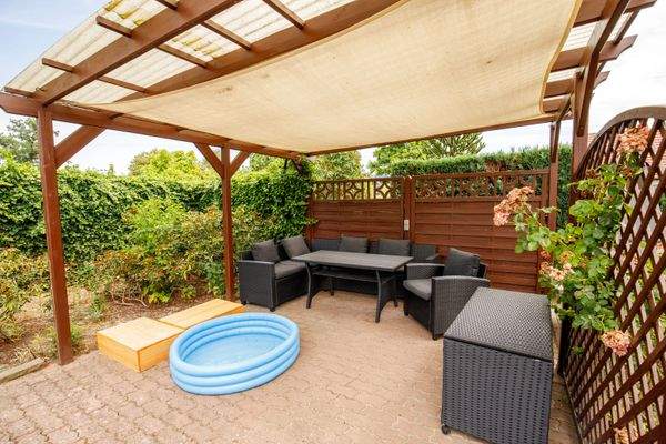 21 - kleines Gartenhäuschen mit Sitzecke.jpg