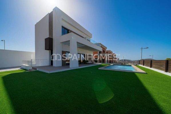 Villas with Private Pools Near the City in Finestrat