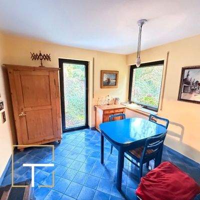 Helles Esszimmer mit Ausblick