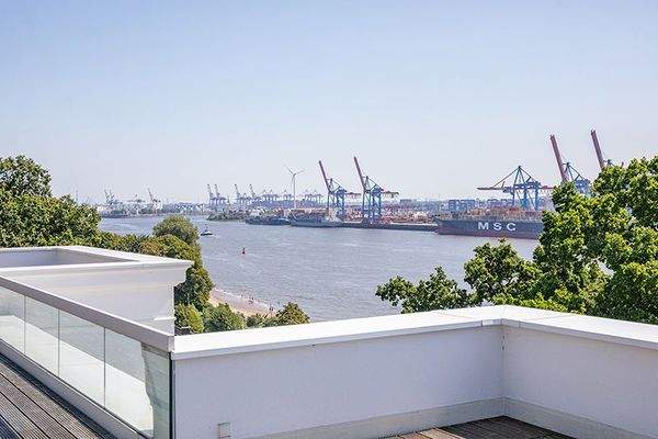 ... mit atemberaubenden Blicken auf die Elbe!