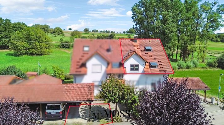 Maisonette DG Wohnung 1. Obergeschoss, vor dem Haus zwei Privatparkplätze, davon einer im Carport