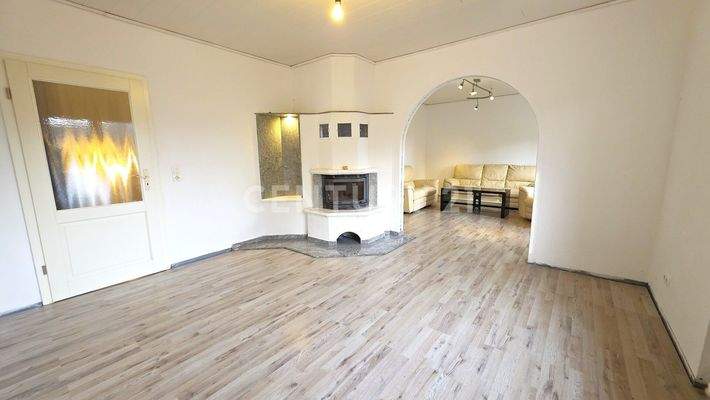 Esszimmer mit Blick ins Wohnzimmer