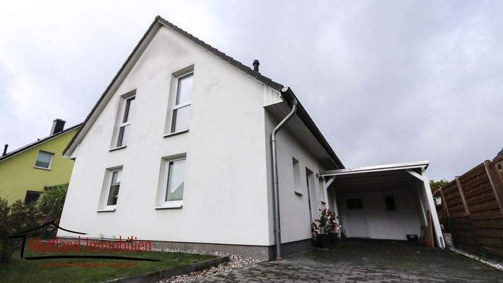 Hausansicht mit Carport