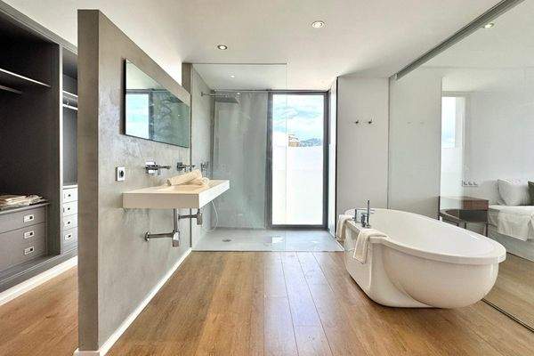 Badezimmer mit Badewanne