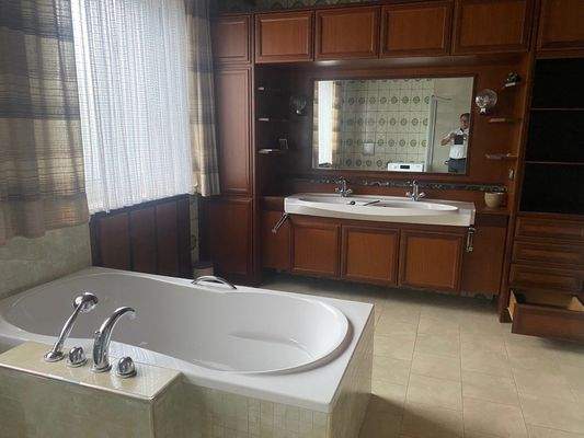 Badewanne und Doppelwaschbecken