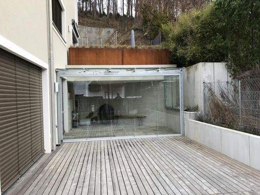 Wintergarten mit Gemüsebeet.