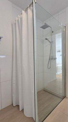 Ebenerdige große Dusche