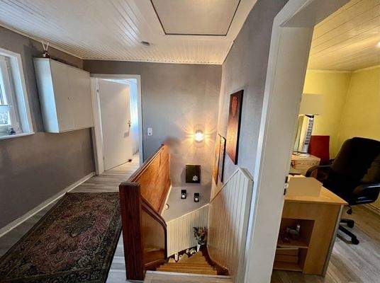 OG: offener Flurbereich mit Blick zum Schlafzimmer ..