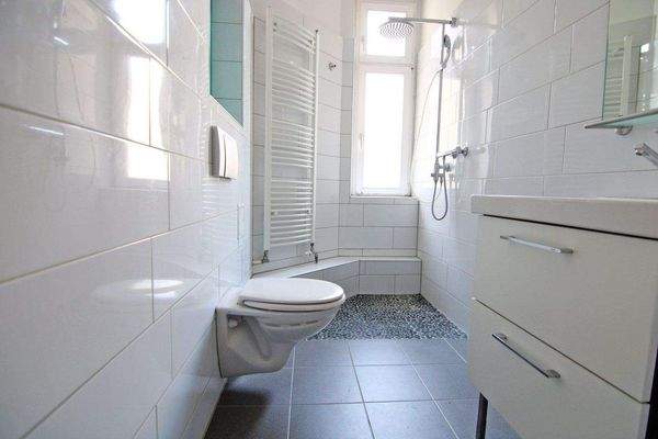 Bad mit Fenster (Badezimmer 1)