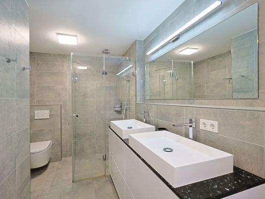 Modernes Bad mit Doppelwaschbecken im Erdgeschoss