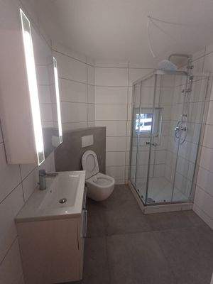 Badezimmer mit Dusche .jpg