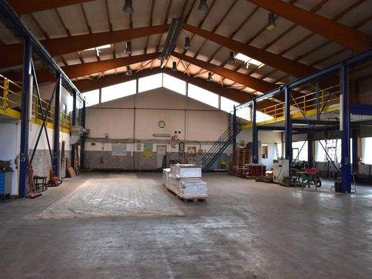 Produktionshalle mit Empore