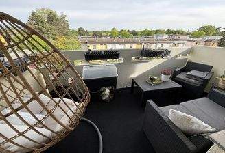 Sonniger Balkon mit Fernblick
