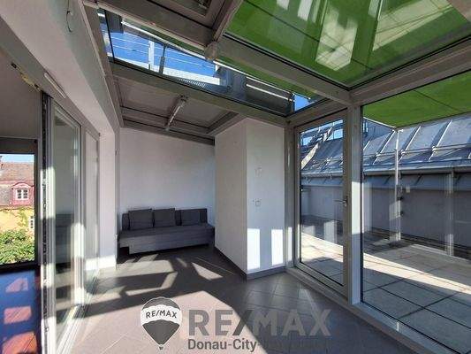 19 Wintergarten mit Couch Terrasse beschattet 1210