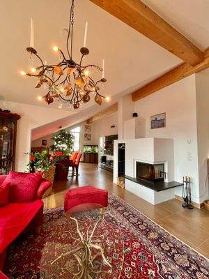 Kamin mit Blick in den Essbereich