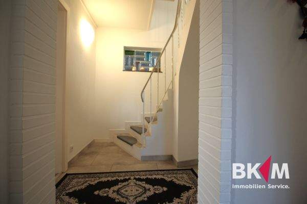 EG Flur mit Treppenaufgang ins OG