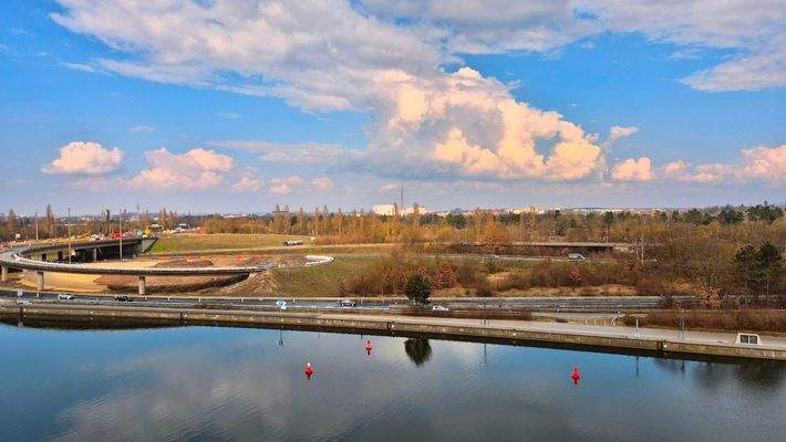 Blick über den Kanal auf Nürnberg