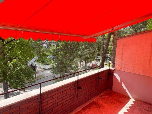 Westbalkon mit Markise mit Blick nach rechts