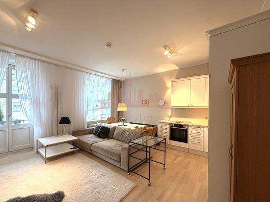 Wohnzimmer mit offener Küche