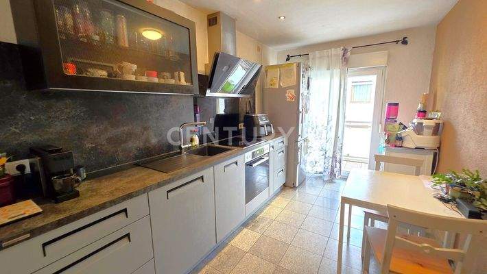 Küche mit Zugang zum Balkon