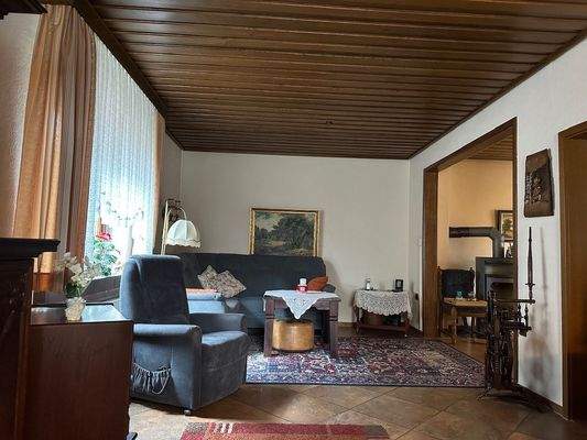 geräumiges Wohnzimmer hinterer Teil