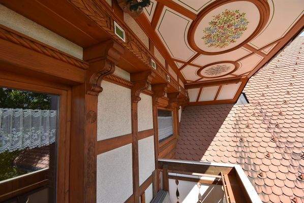 Balkon-Holzverzierungen