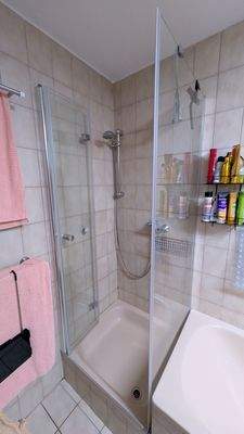 Badezimmer mit Dusche 