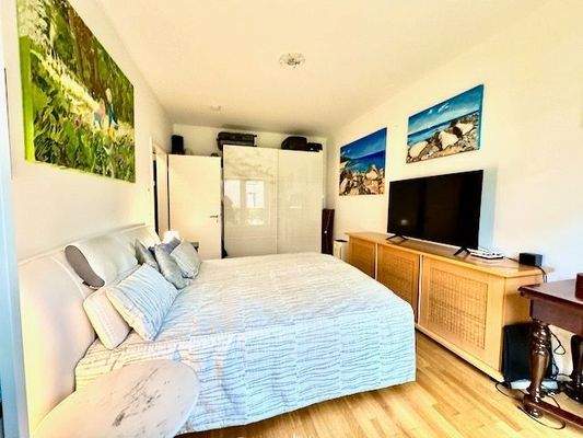 Geräumiges Schlafzimmer