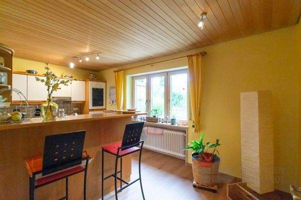 Küche und Theke im Erdgeschoss