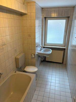 Badezimmer mit Fenster 