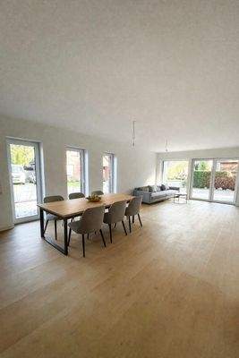 Der lichtdurchflutete Wohn- und Essbereich