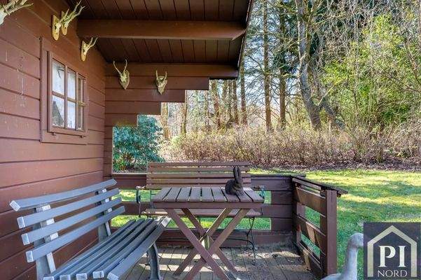 Hinten der eigene Wald