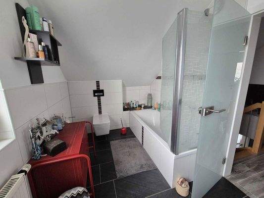 Großes Bad mit Wanne